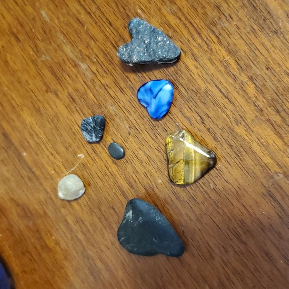 Heart shaped 7 little rocks things with bow